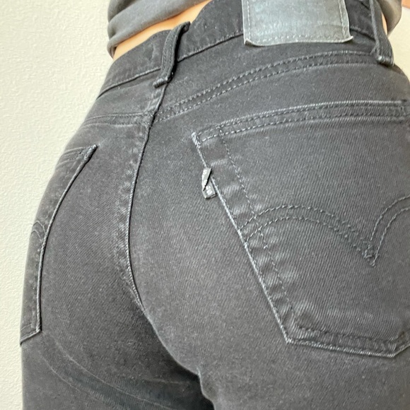 Levi’s Wedgie Skinny in black - Picture 1 of 8